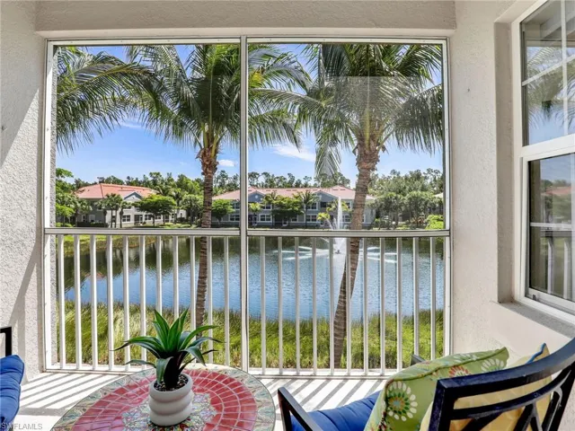 Lanai Overlooking Lake & Fountain