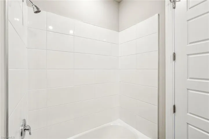 Bathroom featuring tiled shower / bath combo