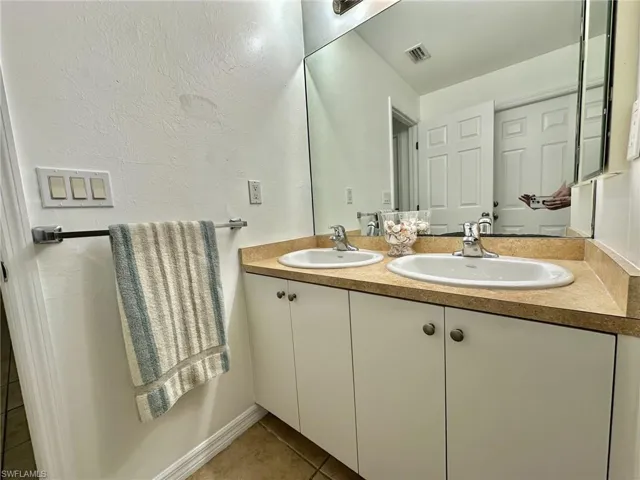 4317 Primary bath with double sink an full wall mirrow