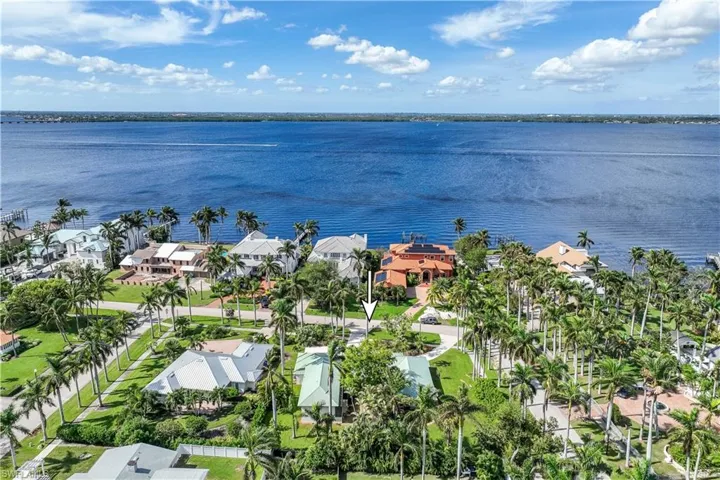 3209 W Riverside Dr, Fort Myers, Florida 33901
