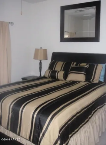 Queen bed [linens provided] / flat-screen TV