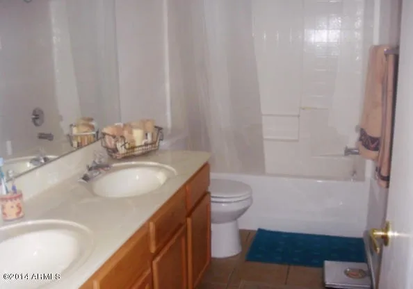 Shower/tub combo, double sinks, linens provided