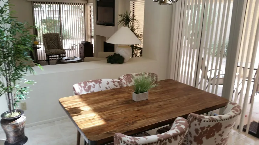 GRACIOUS FORMAL DINING