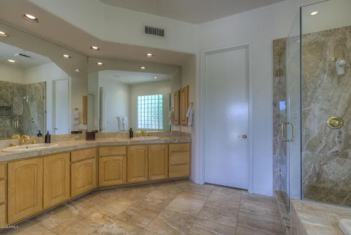 Master bath with dual sinks