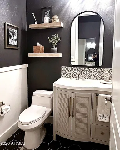 Mainfloor 1/2 bath