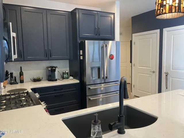 Brand new kitchen, complete with state of the art appliances.