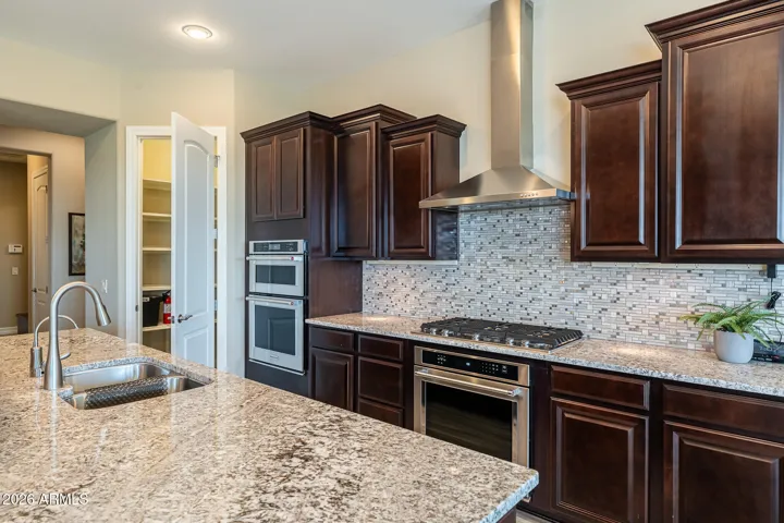 Kitchen w/gas stove, dbl oven, walk-in pantry