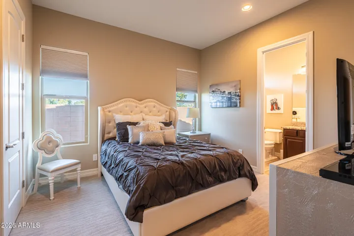 Ensuite guest bedroom 2 w/walk-in closet