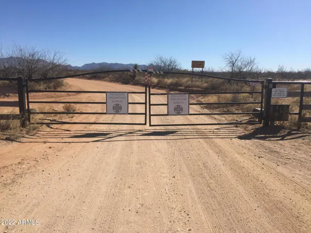 SIBYL ROAD GATED ENTRANCE ***