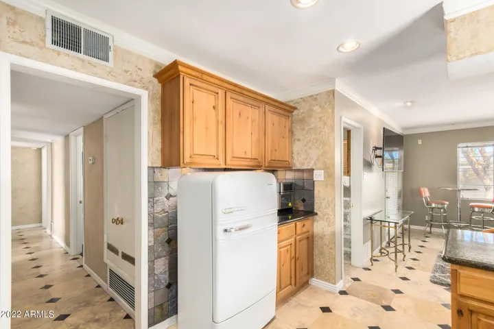 Beverage refrigerator