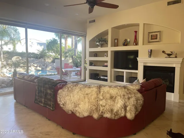 GREAT FAMILY ROOM WITH LOTS OF SPACE. DOOR WALL OPEN AUTOMATICALLY