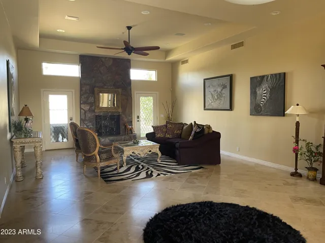 OPEN AND PEACEFUL PLACE TO RELAX NEXT TO FIREPLACE