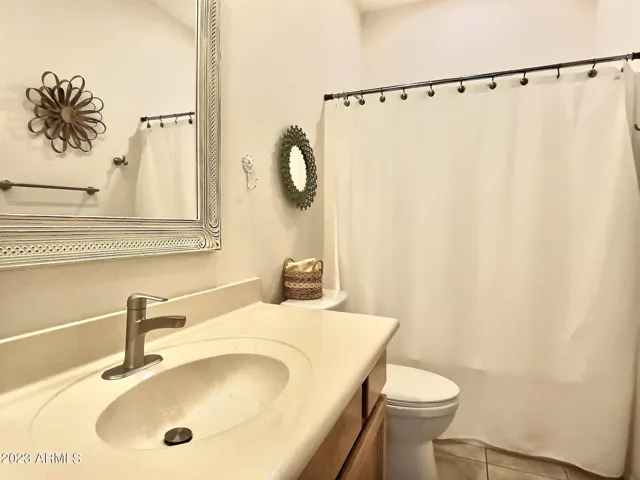 Hall Guest Bathroom with Shower/Tub Combo!