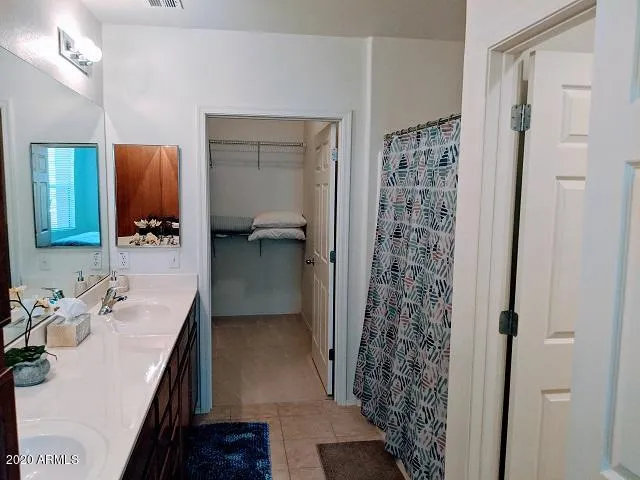 Dual sinks in Master suite