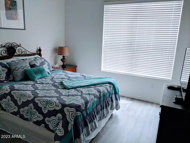Queen bed in Guest Bedroom - Split floor plan