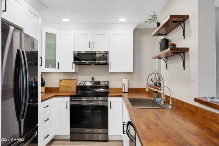 Make as much or as little as you want in our full kitchen! You'll find cooking pots and pans, dishes, utensils, and a variety of "glasses" that are pool-safe, along with blender, Chemex, and more!