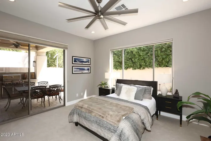 Queen Bed in Downstairs Bedroom