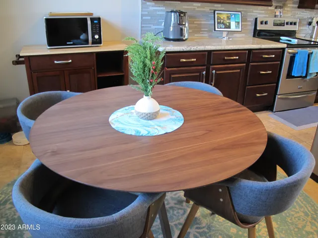 Eat-in Kitchen