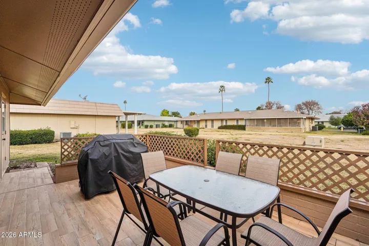 Nice Patio with table & BBQ