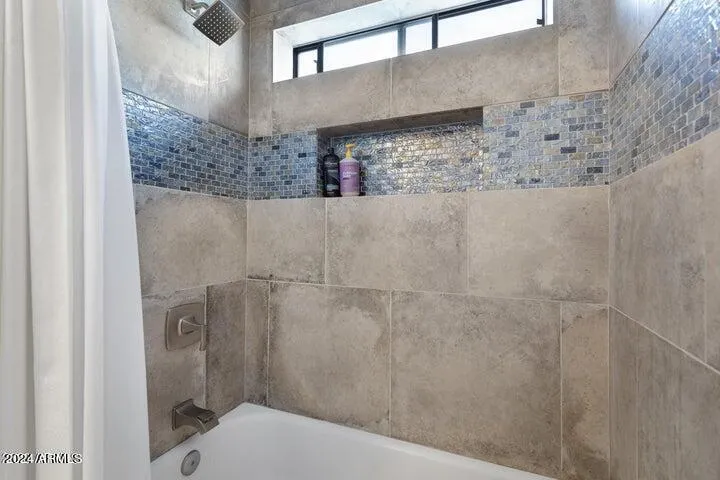 2ND bedroom's bathroom shower