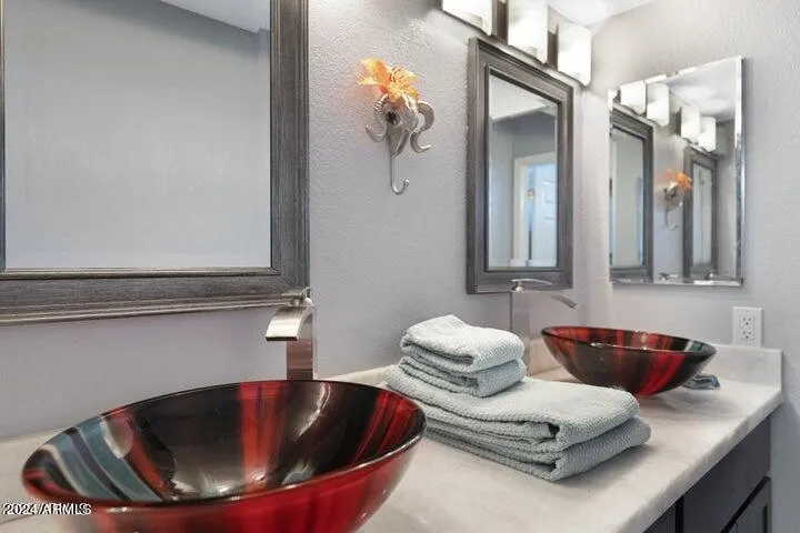 2 sinks