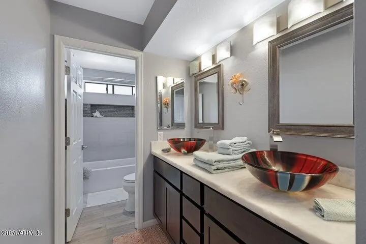 1ST bedroom's bathroom
