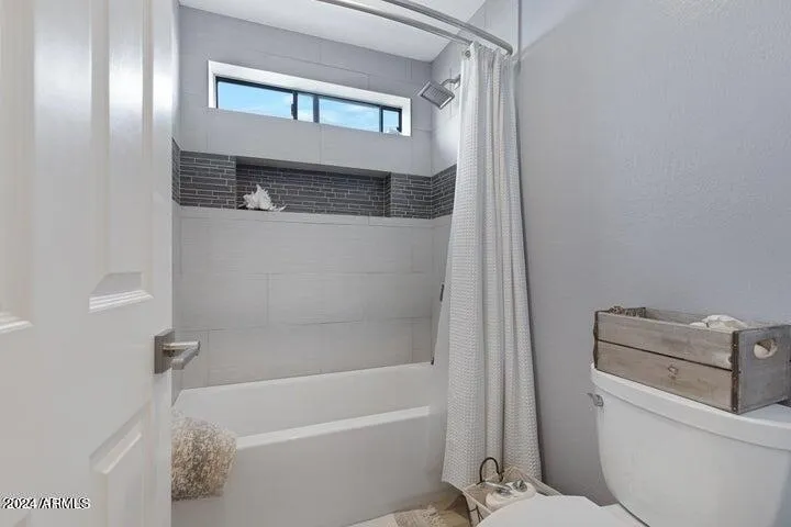 1ST bedroom's bathroom