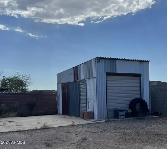 Metal Storage Building, roll up door
