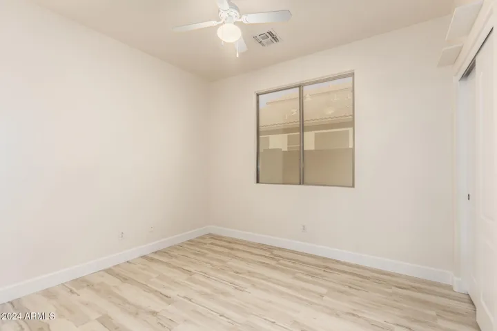 Secondary bedroom.