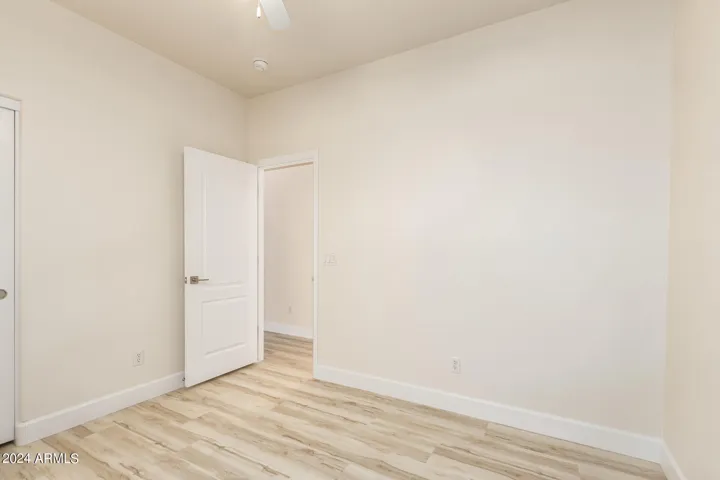 Secondary bedroom.