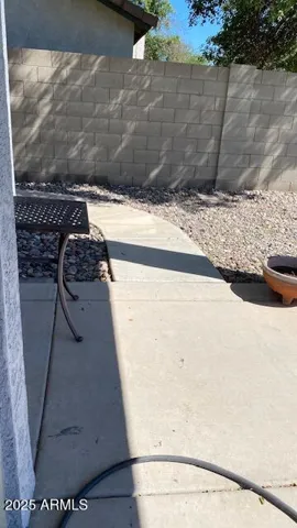 Slap leading to the side gate