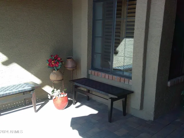 Front door entry seating area