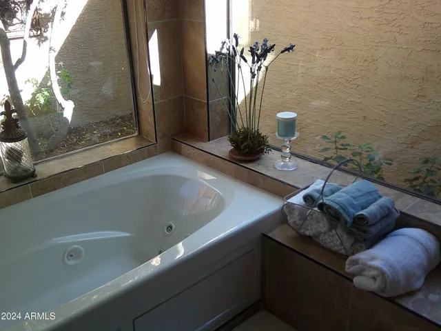 6 foot Jacuzzi tub in the wetroom portiion of the primary bath