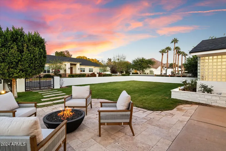 Enjoy iconic Arcadia Lite living with views of Camelback Mountain, just walking to restaurants, bars and coffee shops.