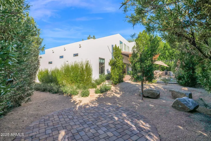 Roomy west side yard great for entertaining