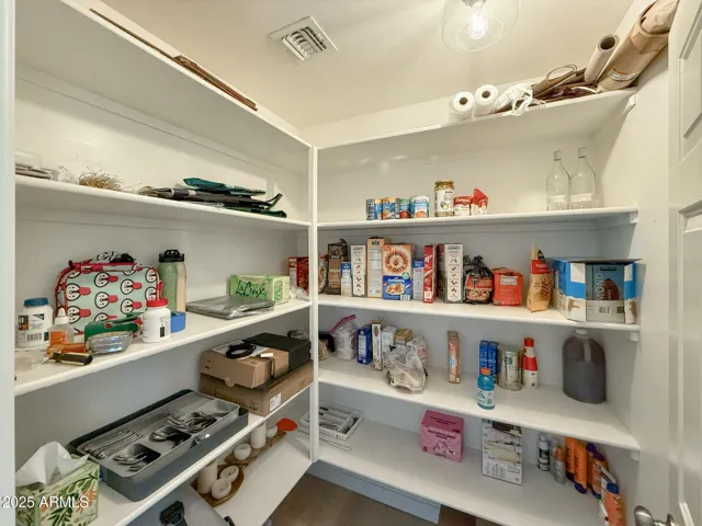 Extra HUGE pantry!