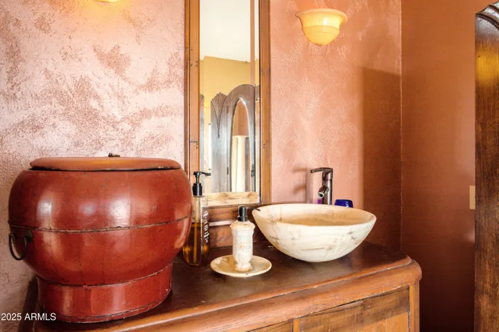 Vanity and sink, bowl in onyx.