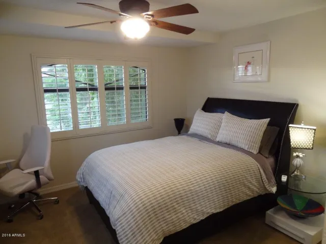 2nd bedroom w/queen bed
