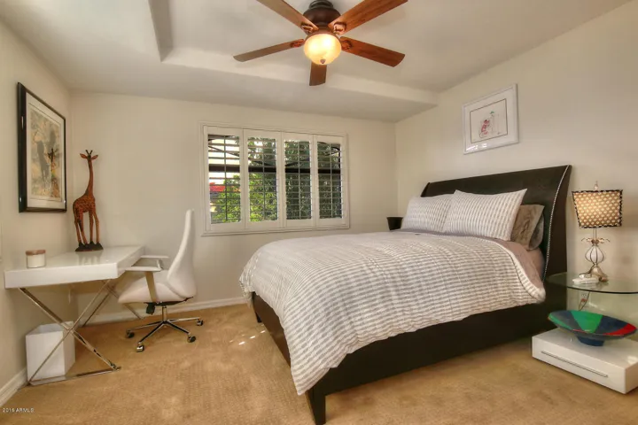 2nd bedroom w/queen bed