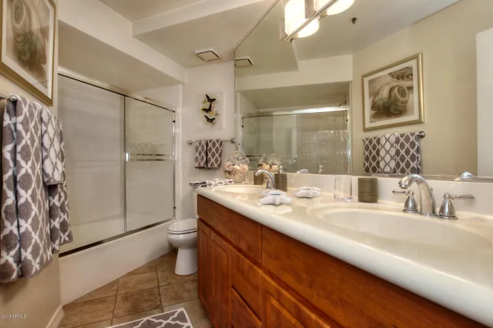 Bathroom w/double sinks (tub/shower)