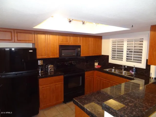 Kitchen w/granite counters