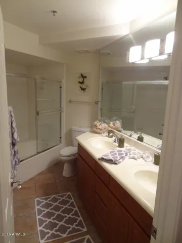 Bathroom w/double sinks (tub/shower)