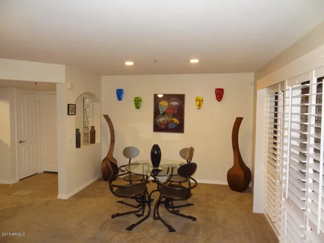 Dining room (seats 4 people)