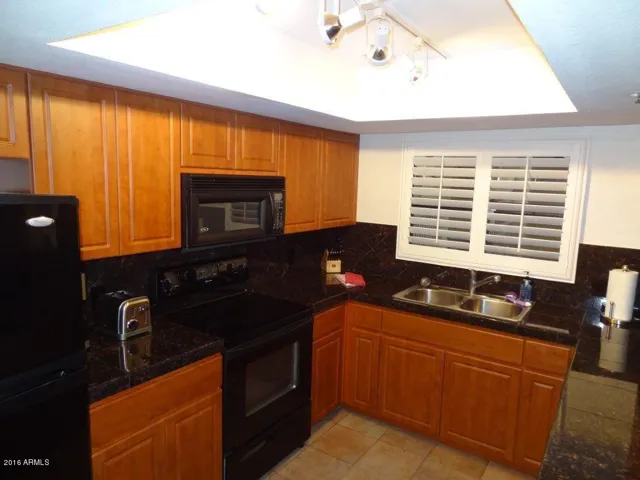 Kitchen w/granite counters