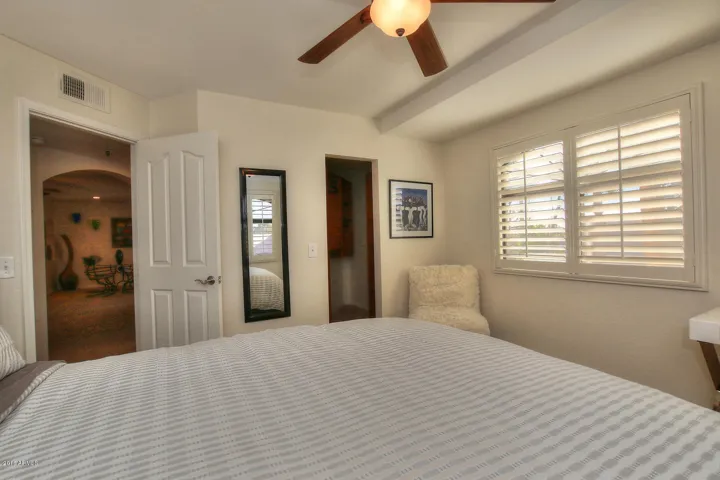 2nd bedroom w/queen bed