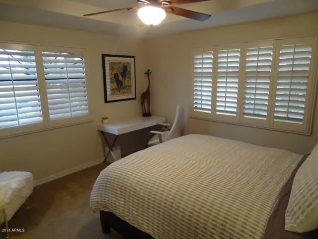 2nd bedroom w/queen bed and desk/chair for working