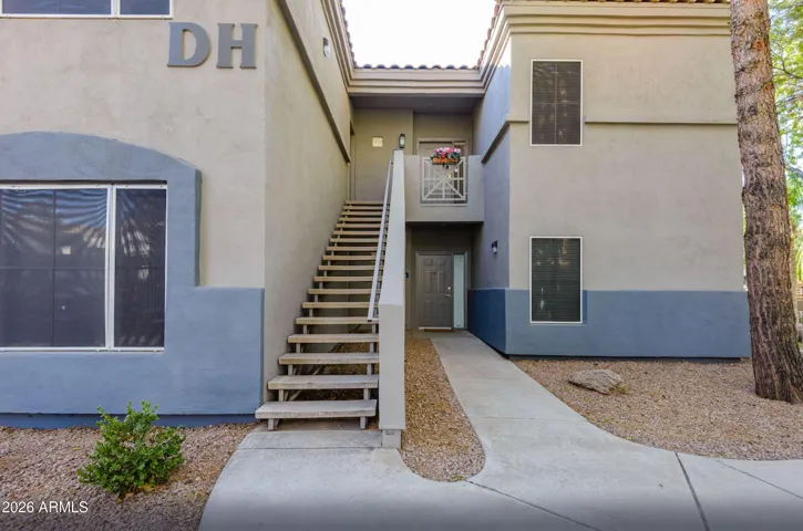 Corner end unit &upstairs single-level condo offers extra privacy.
