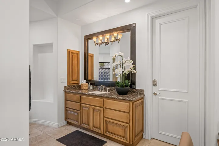 Separate Her Vanity / Make Up / Water Closet w/ Bidet / Walk in-Closet