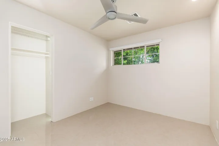 Auto light closet