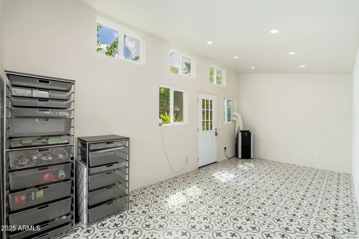 High ceilings, tiled floor and ac unit to keep cool